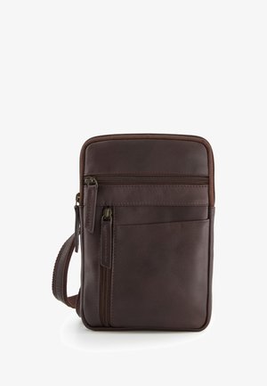 Brun læder crossbody taske med en rektangulær form, der har en frontlomme med lynlås, vandret syninger og en aftagelig rem.
