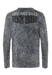 Langärmliges, dunkelgraues T-Shirt mit strukturierter Optik. Auf dem Rücken befindet sich ein schwarzer Druck mit der Aufschrift "CIPO AND BAXX DENIM BRAND".