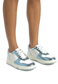 Baskets blanches et bleu clair avec des accents métalliques, des surfaces texturées, des détails perforés et une semelle épaisse. Lacets et logo visibles.