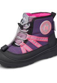 Botte imperméable violette et noire avec des accents roses, dessus texturé, système de laçage élastique et semelle robuste à crampons pour une bonne adhérence.