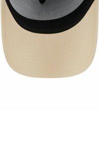 Mütze mit einer beigen Krone und einem schwarzen Schirm, aus strukturiertem Stoff. Verfügt über ein gesticktes Design und ein Belüftungsloch an der Oberseite.