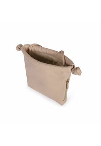 Bolso de piel beige con cierre de cremallera, textura suave y asa anudada. Forma rectangular compacta con parte superior abierta para un acceso fácil.