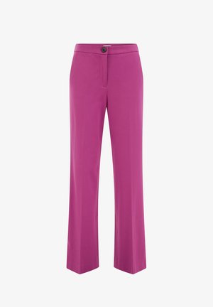 Pantalon à jambes larges en tissu rose vif, avec une texture lisse, une fermeture éclair à l'avant, et une fermeture à bouton unique à la taille.