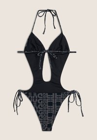 Musta bikini, jossa syvä leikkaus, halterneck-nauhat ja kontrastivärinen logokuvio alhaalla. Sileä pinta ja säädettävät nauhat istuvuuden takaamiseksi.