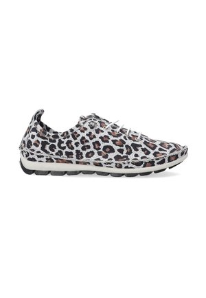 Sneaker w panterkowym wzorze z górą z białej i czarnej tkaniny, z teksturowaną powierzchnią, sznurowanym zapięciem oraz gumową podeszwą z czarnym spodem.