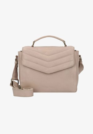 Sac à bandoulière en cuir rose clair avec un motif en chevrons sur le rabat, poignée supérieure et bandoulière réglable, comportant un logo embossé à l'avant.