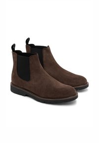 Brązowe zamszowe botki Chelsea z czarnymi elastycznymi panelami bocznymi, z gładkim, zaokrąglonym noskiem i czarną gumową podeszwą z delikatnym detalem szwu.