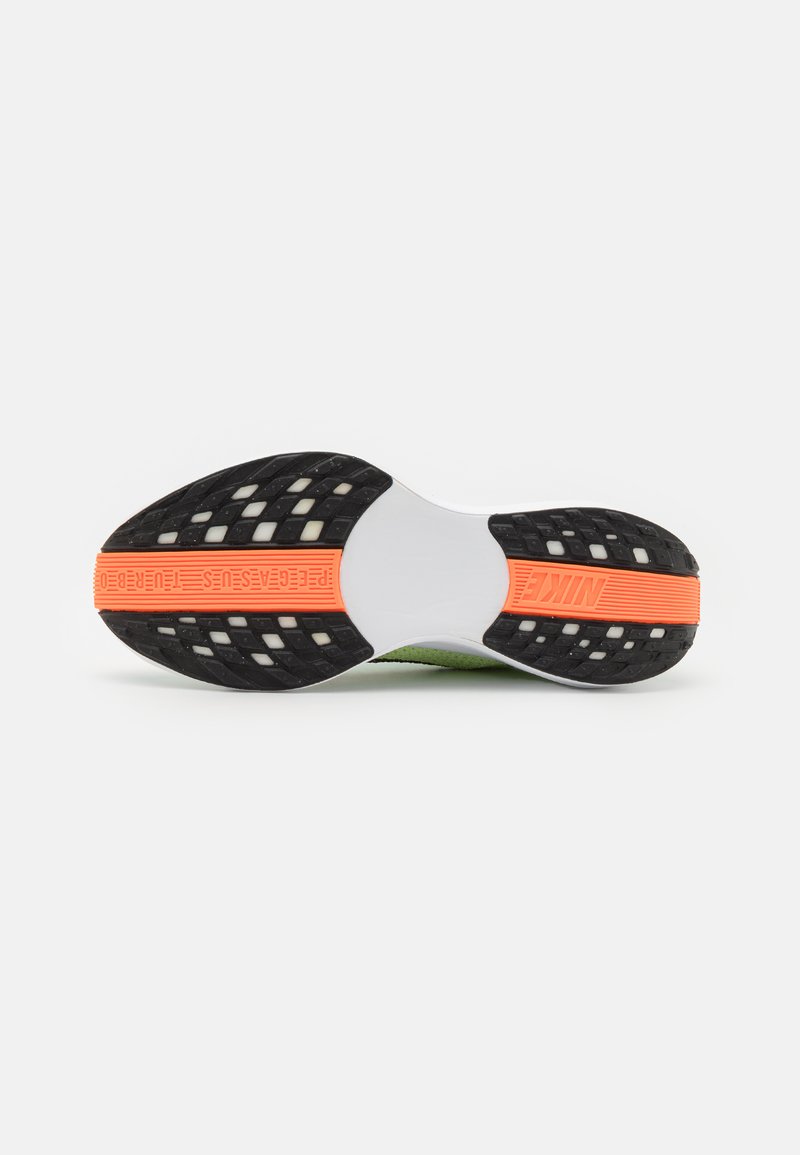 Suela de goma negra con agarre texturizado, entresuelo blanco y acentos en naranja brillante. Presenta la marca Nike y el texto "Pegasus Turbo".