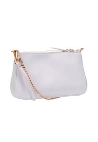 Lys grå lædertaske med lynlåslukning, guldfarvet kædestropp, og glat tekstur. Kompakt design med en enkel silhuet.