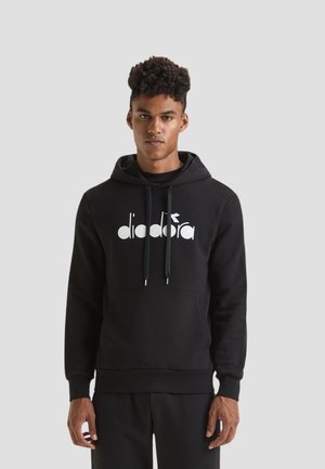 Felpa nera con cappuccio e tasca frontale, con il logo bianco Diadora sul petto. Realizzata in tessuto morbido con polsini a costine.