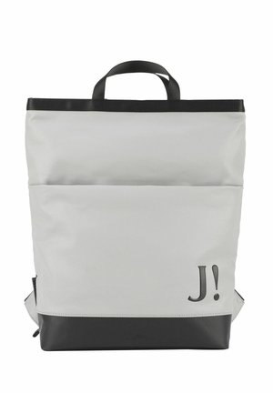 Zaino in nylon grigio con accenti neri, forma rettangolare, maniglia superiore e un logo "J!" in basso a destra. Include una tasca frontale.