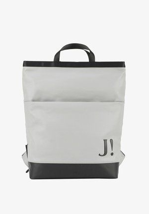 Mochila de nylon gris con acentos negros, de forma rectangular, con un asa superior y un logo "J!" en la esquina inferior derecha. Incluye un bolsillo frontal.