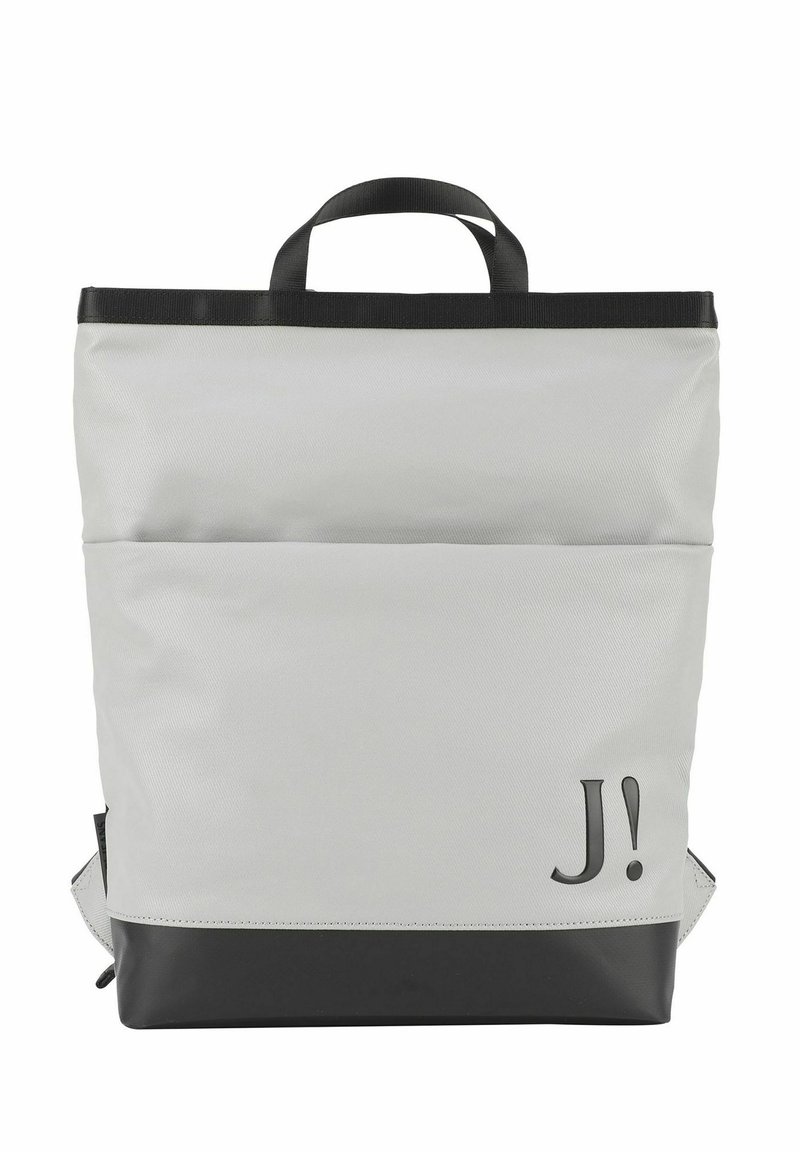 Zaino in nylon grigio con accenti neri, forma rettangolare, maniglia superiore e un logo "J!" in basso a destra. Include una tasca frontale.
