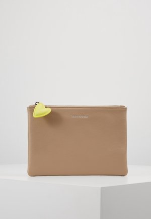 Pochette zippée en cuir beige avec un petit curseur de fermeture éclair jaune en forme de cœur et un texte subtil du nom de la marque sur le devant.