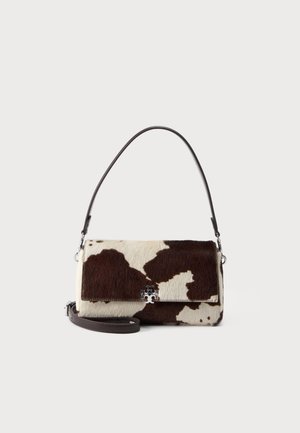 Petit sac à main rectangulaire en fourrure imprimé vache marron et blanc, avec un fermoir argenté et une fine bandoulière sombre.