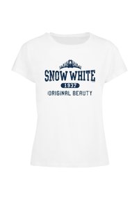 Tricou alb din bumbac, cu mâneci scurte, având inscripția "SNOW WHITE 1937 ORIGINAL BEAUTY" scrisă cu litere îndrăznețe de culoare bleumarin și un grafic decorativ cu o coroană.