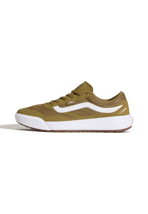 Basket Vans UltraRange w oliwkowej zieleni z białym paskiem bocznym, białą środkową podeszwą, siateczkową cholewką i brązową gumową podeszwą zewnętrzną, widziane z boku.