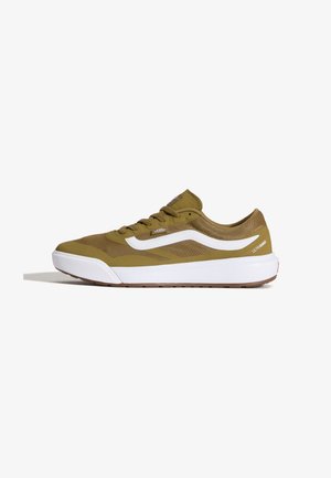 Basket Vans UltraRange w oliwkowej zieleni z białym paskiem bocznym, białą środkową podeszwą, siateczkową cholewką i brązową gumową podeszwą zewnętrzną, widziane z boku.
