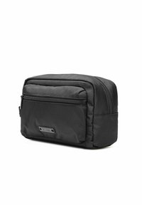 Czarna torba na przybory toaletowe z tkaniny o prostokątnym kształcie, wyposażona w przednią kieszeń na suwak i gładką teksturę. Zawiera metkę z logo.