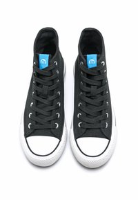 Zapatillas alta de lona negra con suelas de goma blanca, punteras en contraste y detalles del logo en azul, con cordones planos negros y ojetes de metal.