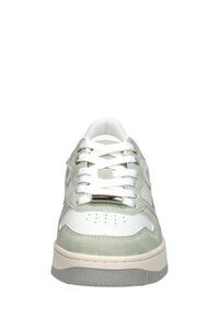 Witte en lichtgroene sneakers met een bovenwerk van glad leer, geprofileerde suède panelen, ronde neus en platte witte veters. Rubberen zool met grip.