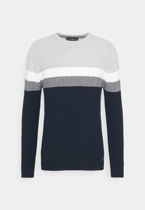 Navy- und grauer Strickpullover mit rundem Ausschnitt, der horizontale Streifen in Grau, Weiß und ein strukturiertes Band in Grau über dem Navy enthält.