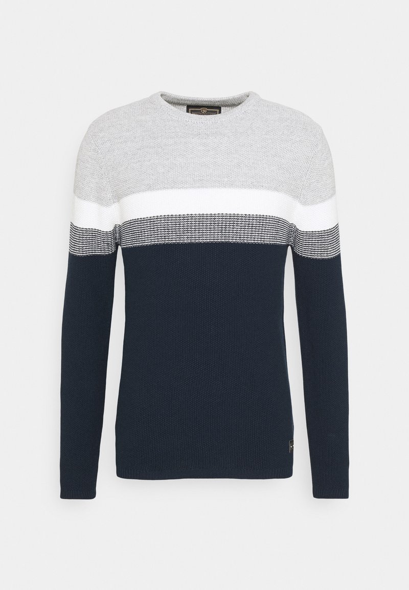 Navy- und grauer Strickpullover mit rundem Ausschnitt, der horizontale Streifen in Grau, Weiß und ein strukturiertes Band in Grau über dem Navy enthält.