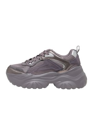 Kraftig lilla-grå sneaker med tekstureret mesh og syntetisk overdel, tyk rillede sål, snørelukning og bageste trækflap.