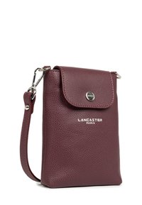Borsa a tracolla in pelle borgogna con finitura testurizzata, chiusura a patta, accessori in argento e logo "Lancaster Paris" impresso sul fronte.