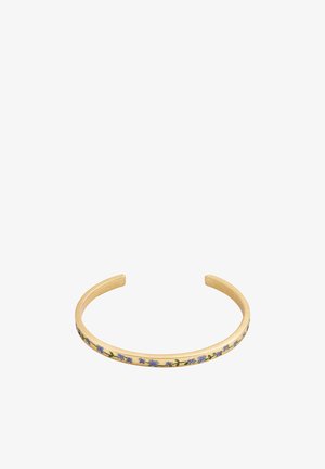 Guldtonet manchetarmbånd med en glat finish, der har et blomsterdesign i blå og grøn langs den ydre kant. Simpel åben design.