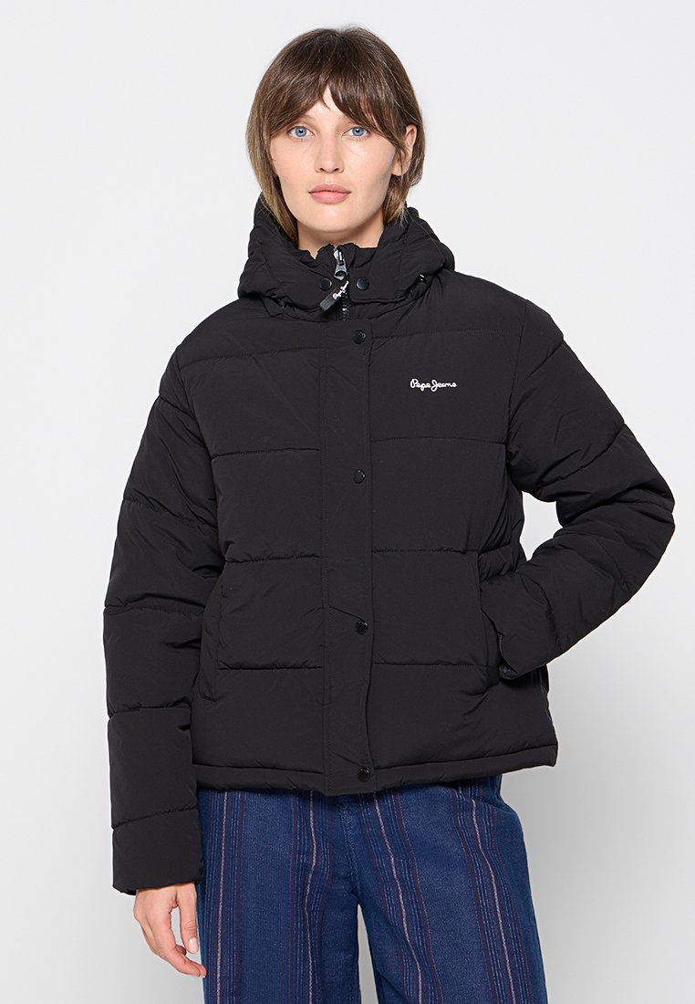 Doudoune noire avec capuche, dotée d'un design matelassé et de boutons-pression. Comprend un logo sur la poitrine et un tissu texturé.