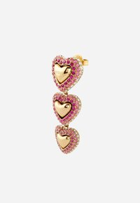 Orecchini a forma di cuore in tono oro, caratterizzati da tre cuori sovrapposti. Ogni cuore è incastonato con strass rosa e trasparenti.