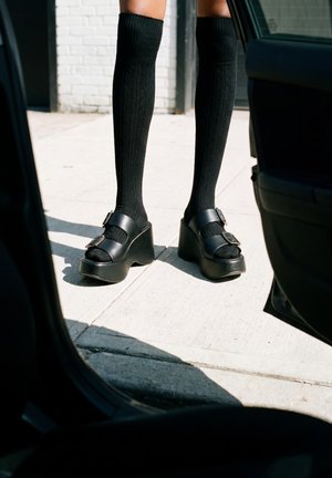 Buffalo, JOY ARI - Korolliset pistokkaat - black