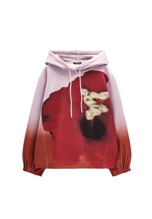 Bluza z kapturem i sznurkami, z dużym, rozmytym czerwonym kwiatem na gradientowym tle przechodzącym od jasnoróżowego do ciemnoczerwonego.