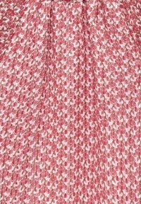 Tissu à imprimé floral avec une palette de couleurs rose et crème, présentant des motifs délicats de fleurs et de feuilles entrecoupés de lignes fines.