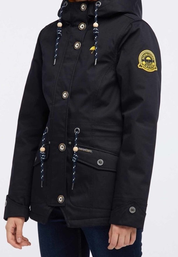 Czarna wodoodporna kurtka z kapturem, wyposażona w niebiesko-białe sznurki, zapięcia na guziki oraz boczne kieszenie z ozdobnymi akcentami.