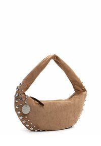 Zachte bruine suède schoudertas met een ronde vorm, zilveren metalen studs langs de randen, ritssluiting en een ronde merkteken aan een ketting.