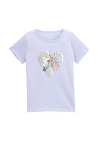 Lichtpaarse t-shirt met korte mouwen, geheel versierd met een glinsterend hartvormig ontwerp met het hoofd van een eenhoorn in het midden. Zachte stoftextuur.