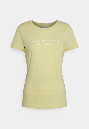 T-shirt jaune clair à manches courtes avec col rond et texte blanc « Marc O'Polo EST. IN STOCKHOLM » sur la poitrine.