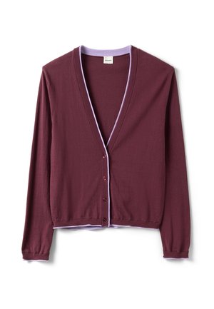 Cárdigan burdeos con botones, mangas largas y ribete de color púrpura claro a lo largo del escote, los bordes frontales y el dobladillo, colocado plano sobre un fondo blanco.