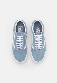 Zapatillas de ante azul claro con cordones blancos, que cuentan con una textura suave, punta redondeada y diseño de franja lateral, montadas sobre una suela de goma blanca.