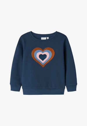 Marineblå sweatshirt med lange ærmer og et flerlags hjerte design i brun, blå, pink og marineblå i midten foran.