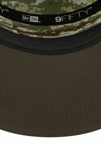 Camouflage-Muster Kappe mit einem schwarzen Schirm. Hergestellt aus Stoff, verfügt sie über einen flachen Schirm und ein Logo-Band mit "9FIFTY"-Branding.