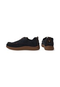 Blaue Wildleder-Sneaker mit braunen Gummisohlen, verziert mit gesteppten Akzenten und Schnürdesign. Mit einem hinteren Schlaufen-Tab für einfaches Anziehen.