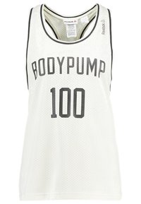 Biała siatkowa koszulka bez rękawów z czarnym napisem "BODYPUMP" i grafiką "100". Posiada okrągły dekolt oraz plecy w stylu racerback.