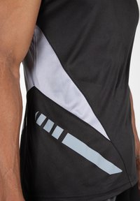 Zwarte sportieve tanktop met een contrasterend grijs paneel aan de zijkant, voorzien van hoekige ontwerp elementen en horizontale streepdetails.