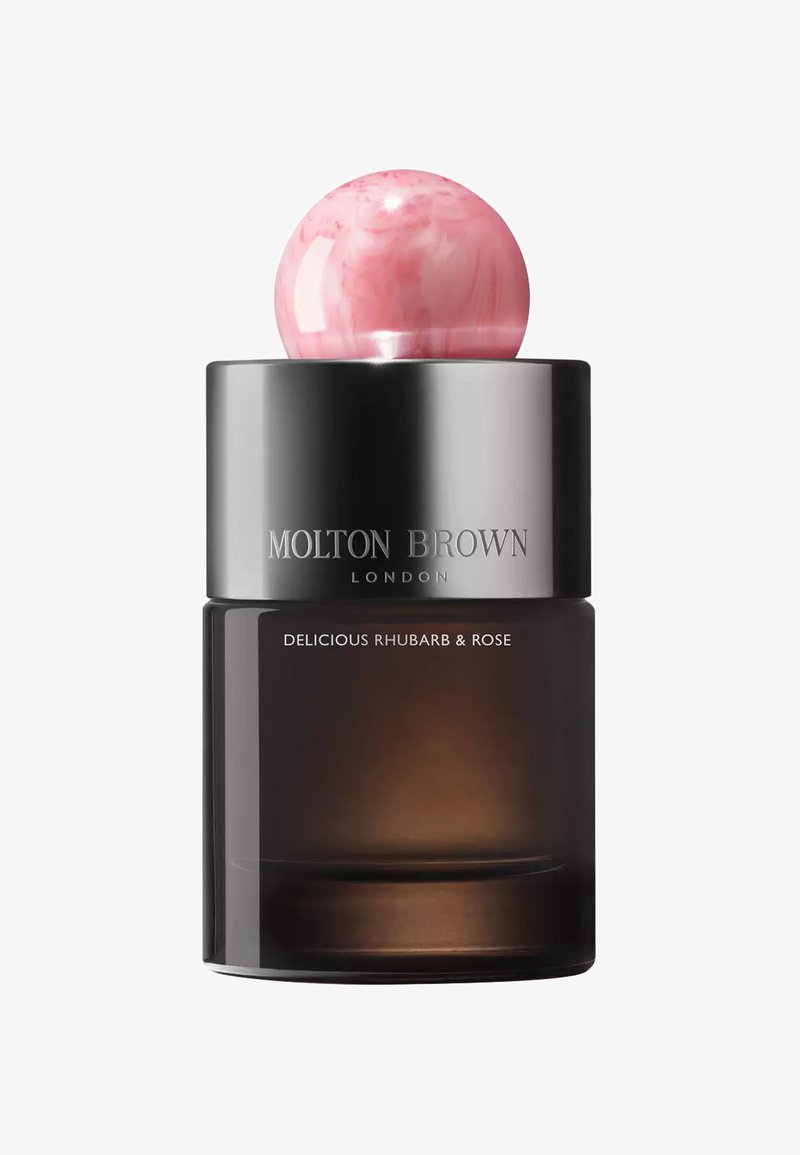 Molton Brown Parfümflasche mit einem eleganten schwarzen Fuß, klaren dunklen Farbverlauf und einem marmorierten pinken Kappen. Text: "Leckere Rhabarber & Rose."