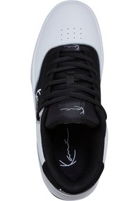 Černobílé tenisky s hladkým koženým svrškem, šněrováním, perforovanou špičkou a logem na jazyku.