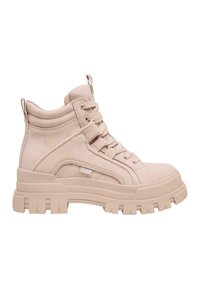 Beige high-top-sneaker med tjock gummisula, vadderad ankelkrage, snörning framtill och dragflikar på tungans och hälen.