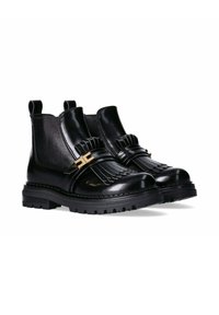 Stivali ankle in pelle nera con suola spessa, pannelli testurizzati, dettagli plissettati e un particolare in metallo dorato nella parte anteriore.
